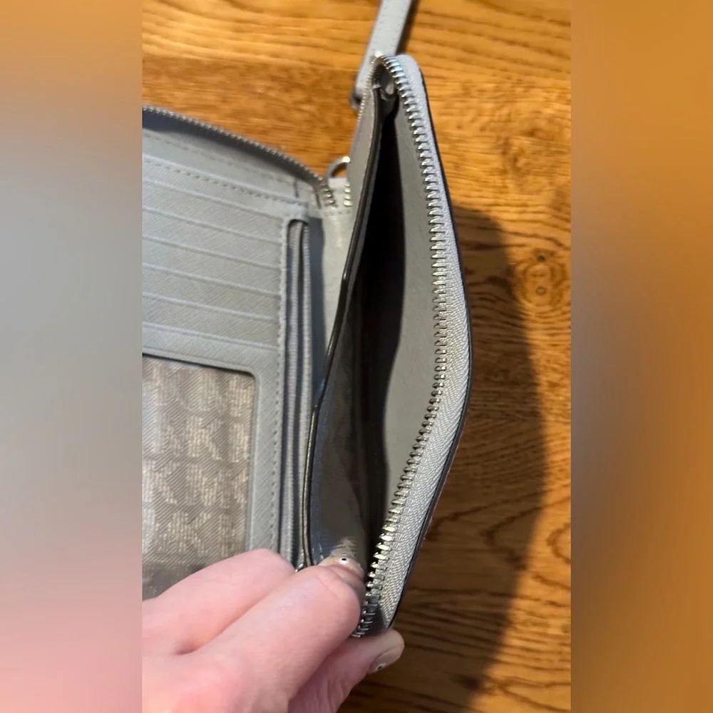 Michael Kors Jet Set Continental Wristlet Wallet - Picture 6 of 9